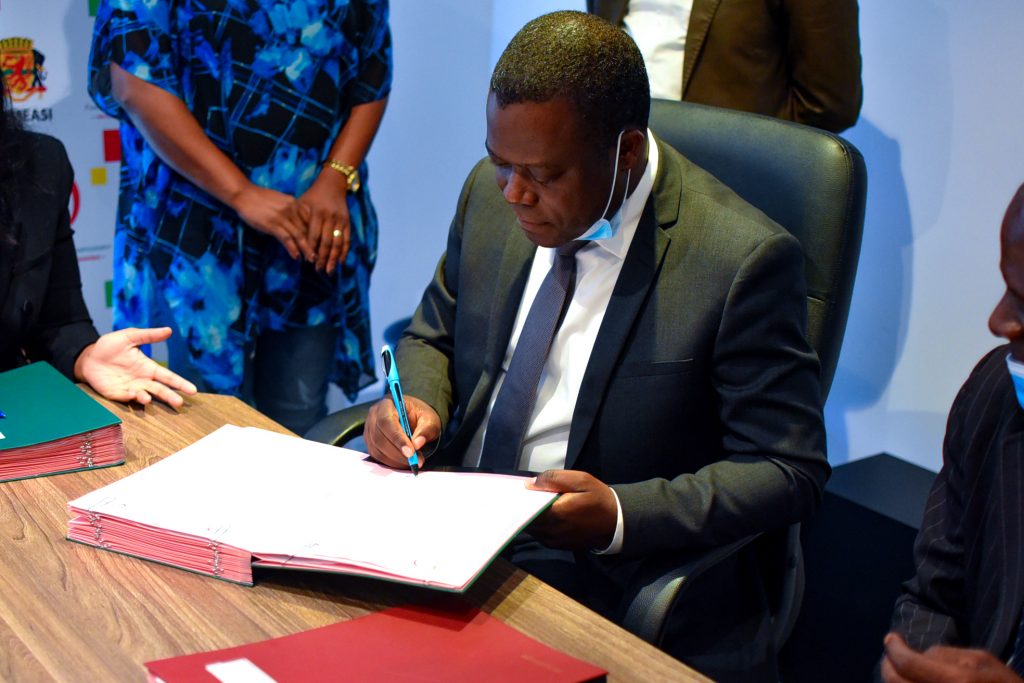 Le Directeur général du FIGA,Armel Fridelin MBOULOUKOUE, signant le partenariat.
