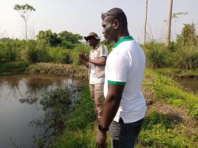 Le Secrétaire général de la Fondation Telema Franck Jesse Goma avec le promoteur du projet Berger James Essounganzambé